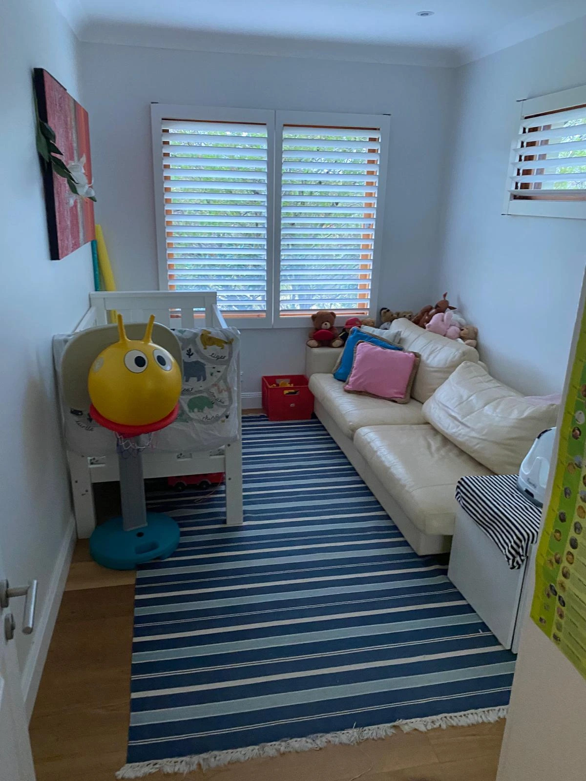 Professional house cleaner from House Cleaning Services Sydney cleaning a bathroom