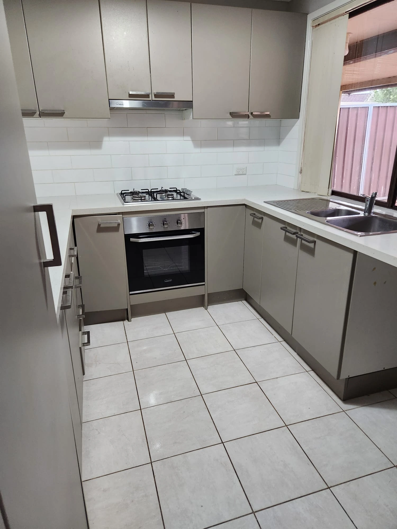 Deep cleaning professional in Sydney kitchen